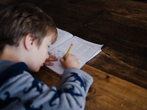 一生懸命勉強する男の子